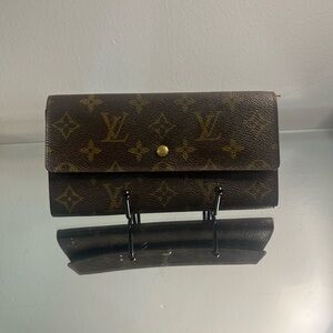 Elegant authentic, Louis Vuitton monogram wallet great condition